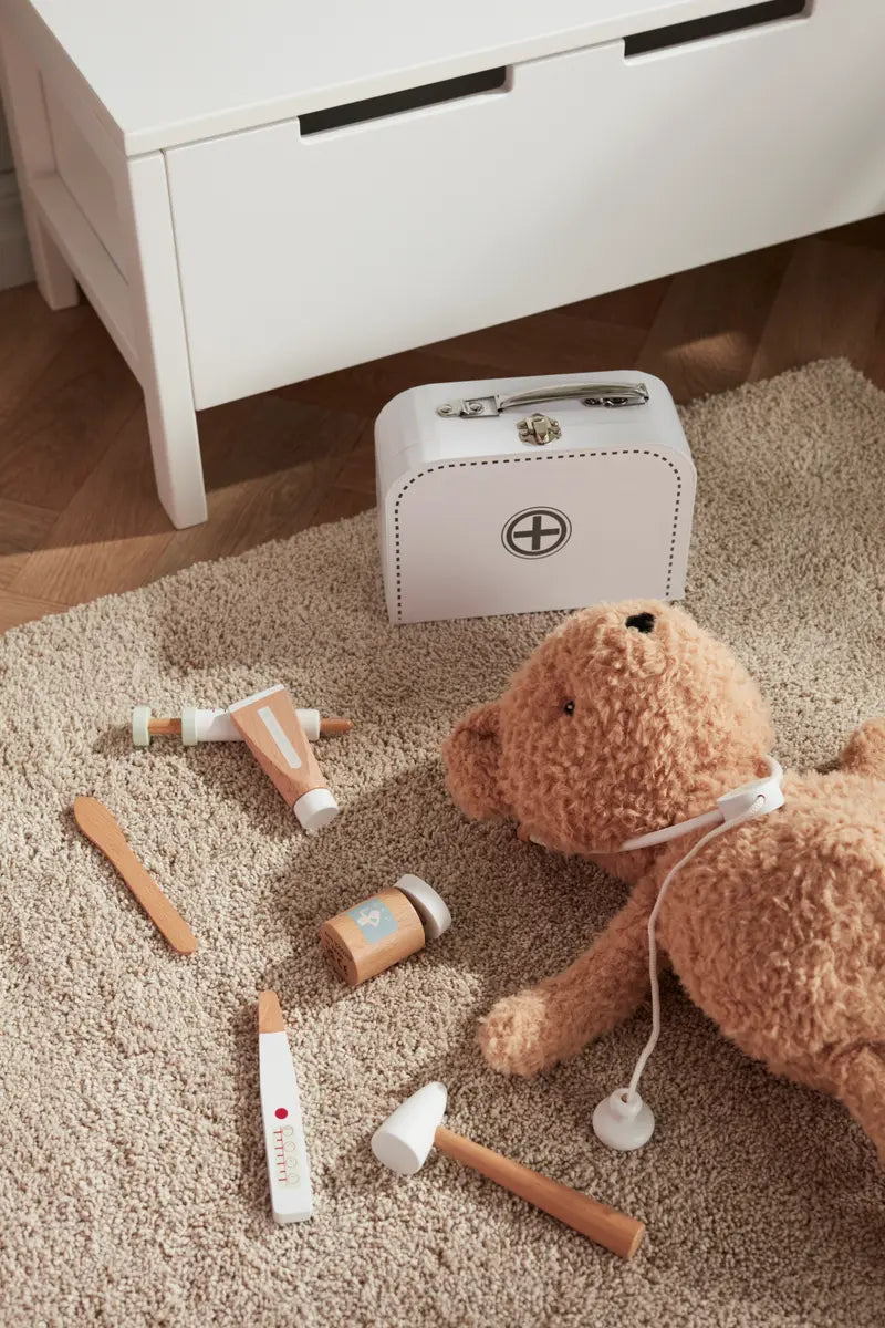 Medinis gydytojo rinkinys lagaminėlyje